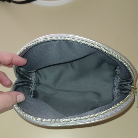 Gold colored makeup bag - Picture 3 of 3